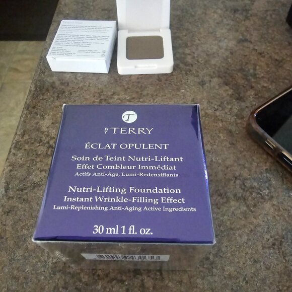 Wrinkle filling foundation - Picture 2 of 3